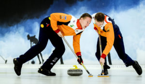 De Nederlandse curlingmannen aan het werk.